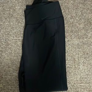 Black women’s Nike leggings